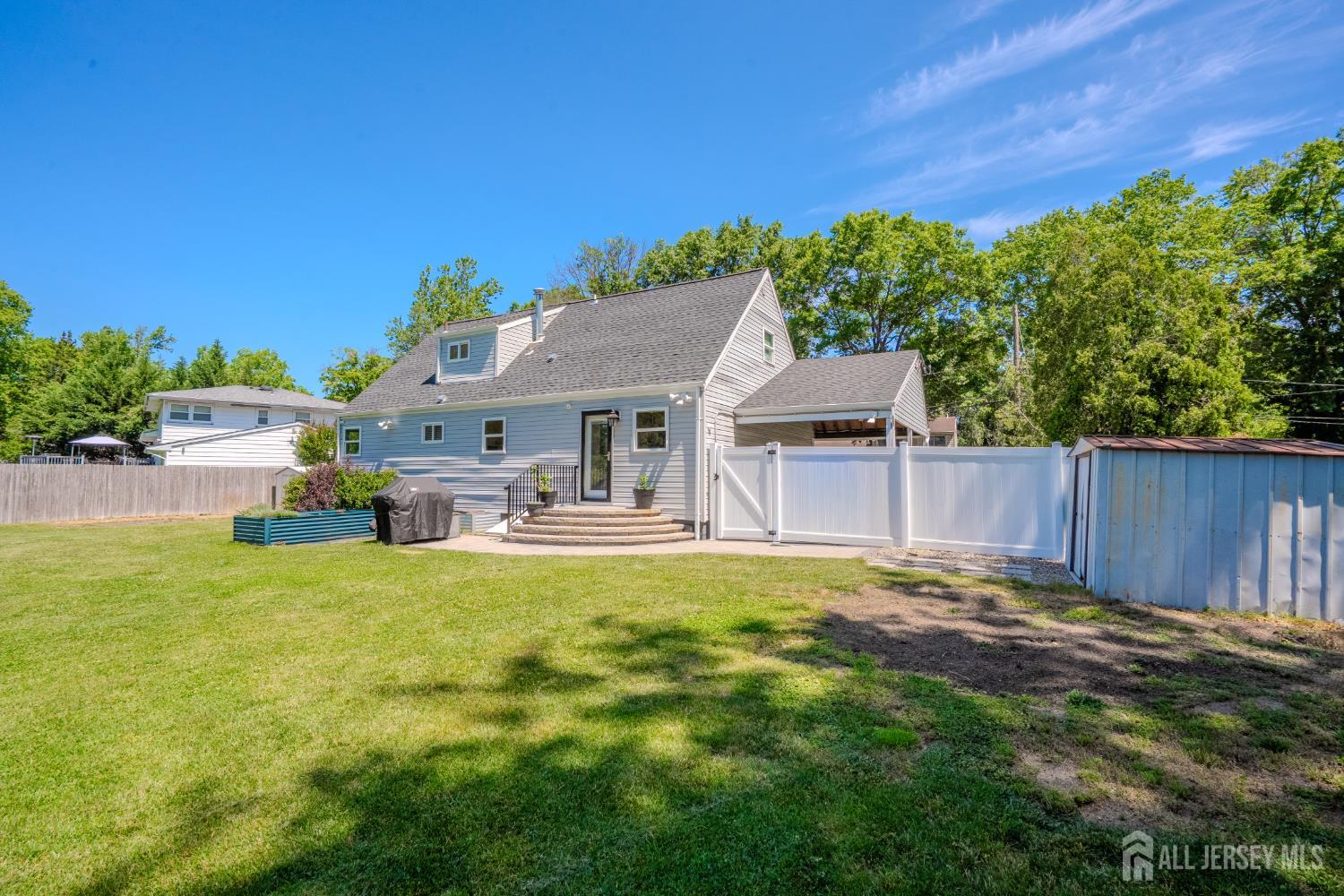 This lovely Cape Cod-style home is located in the highly desirable Far – image 30