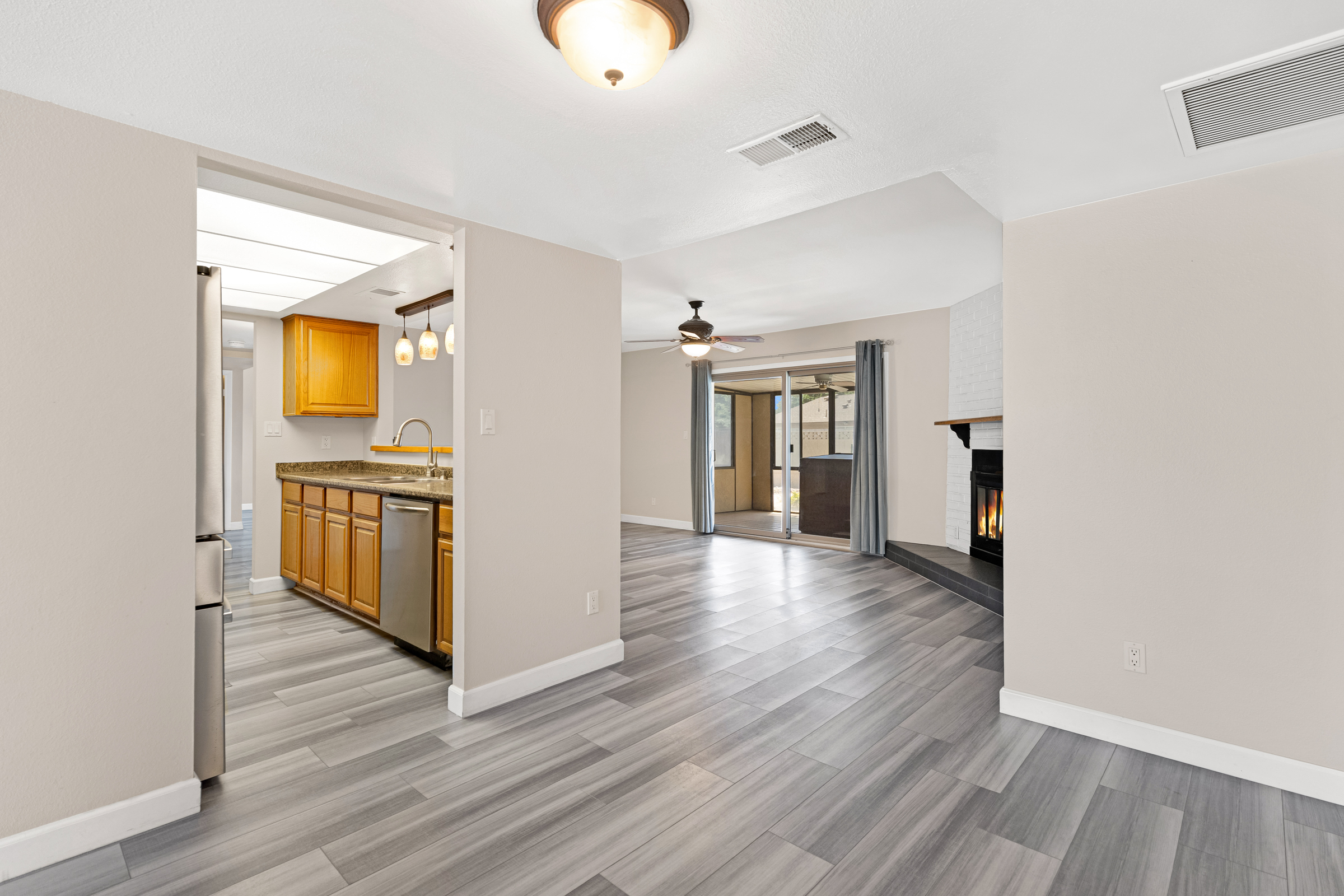 Your oasis in the heart of Tempe. This home is a split-bedroom floorpl – image 37
