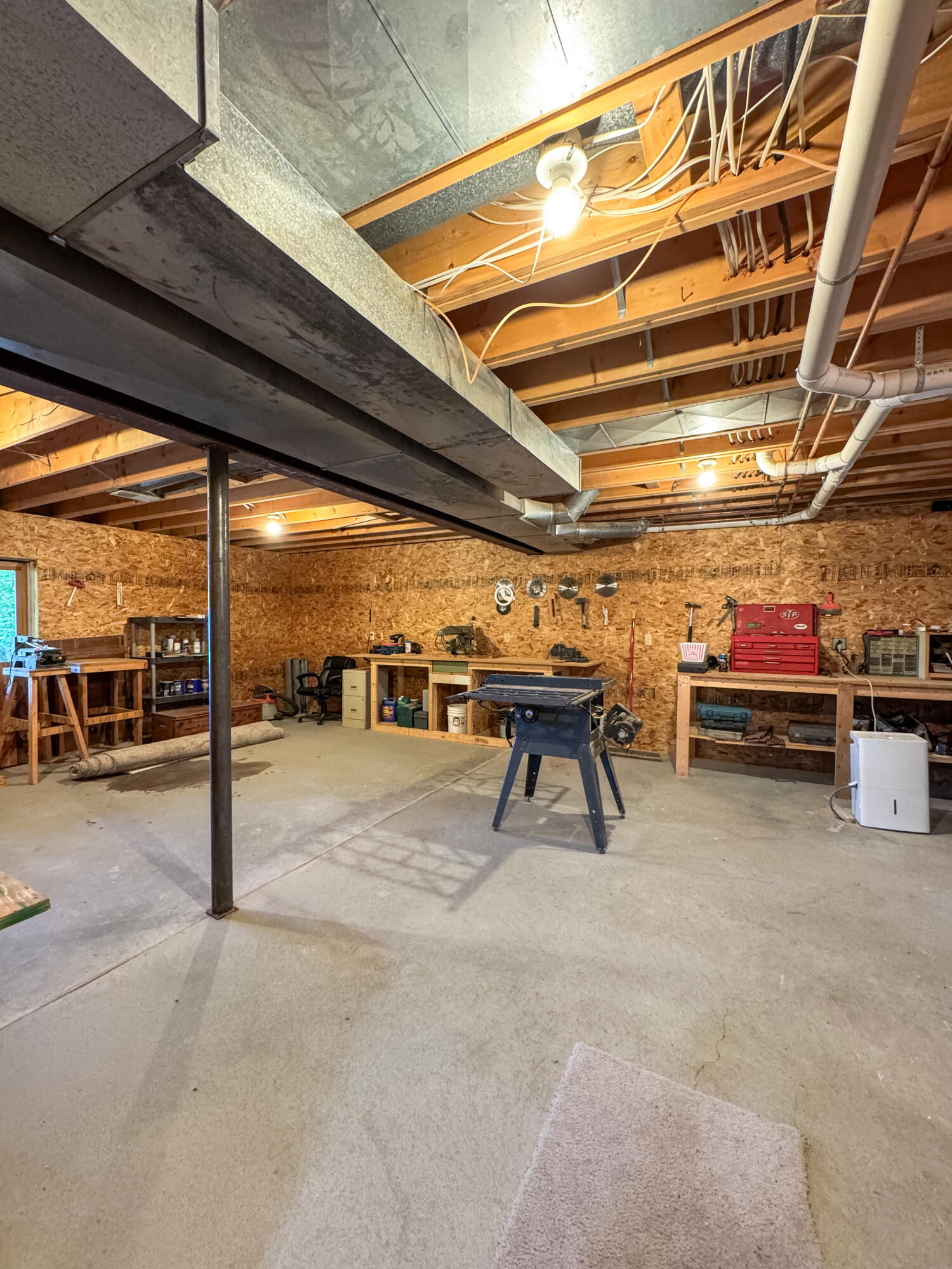 This one-owner ranch home on Lake Huron offers a perfect blend of comf – image 22