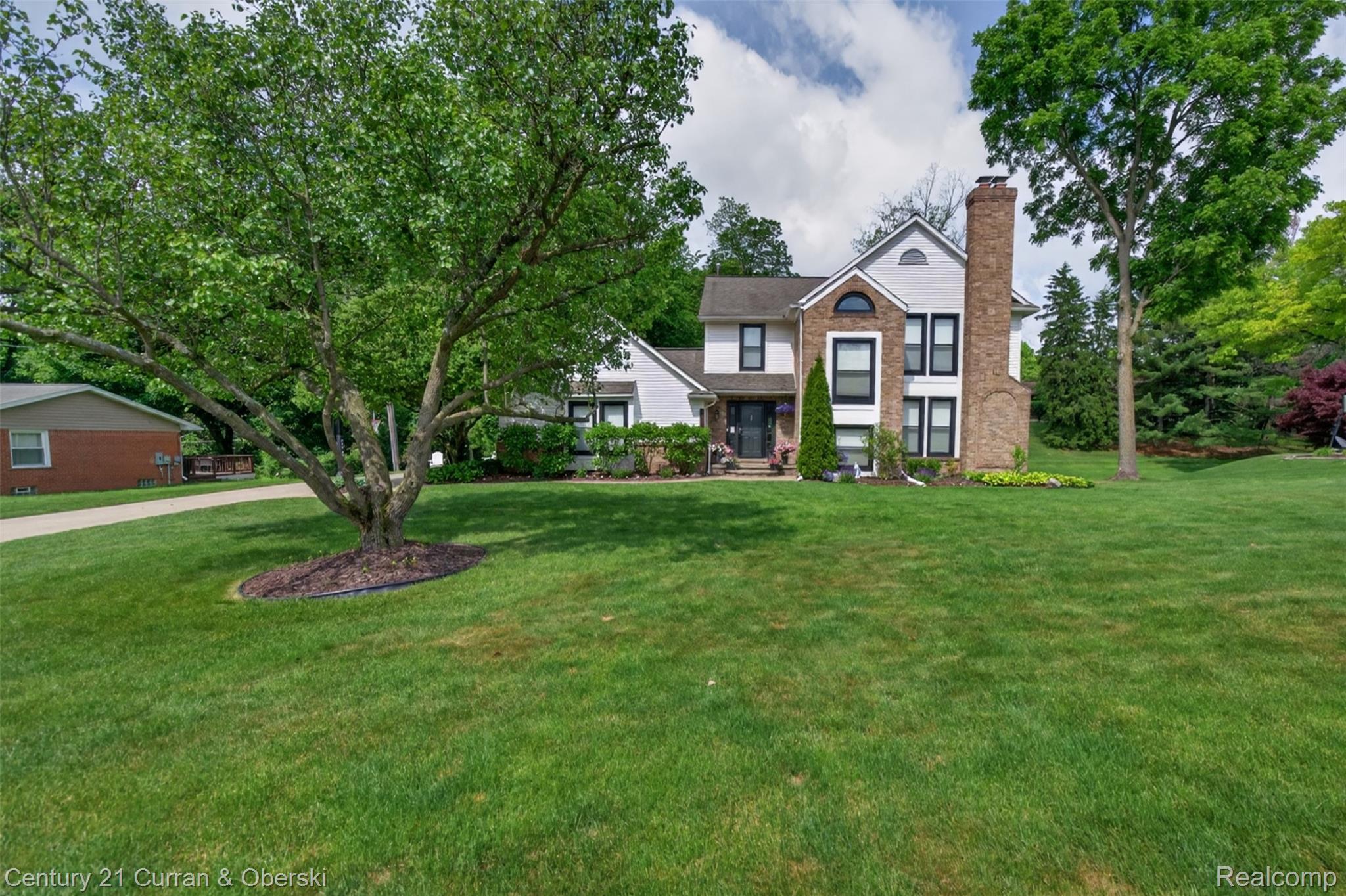 Welcome to 30999 Sudbury Street in Farmington Hills. This beautifully – image 2
