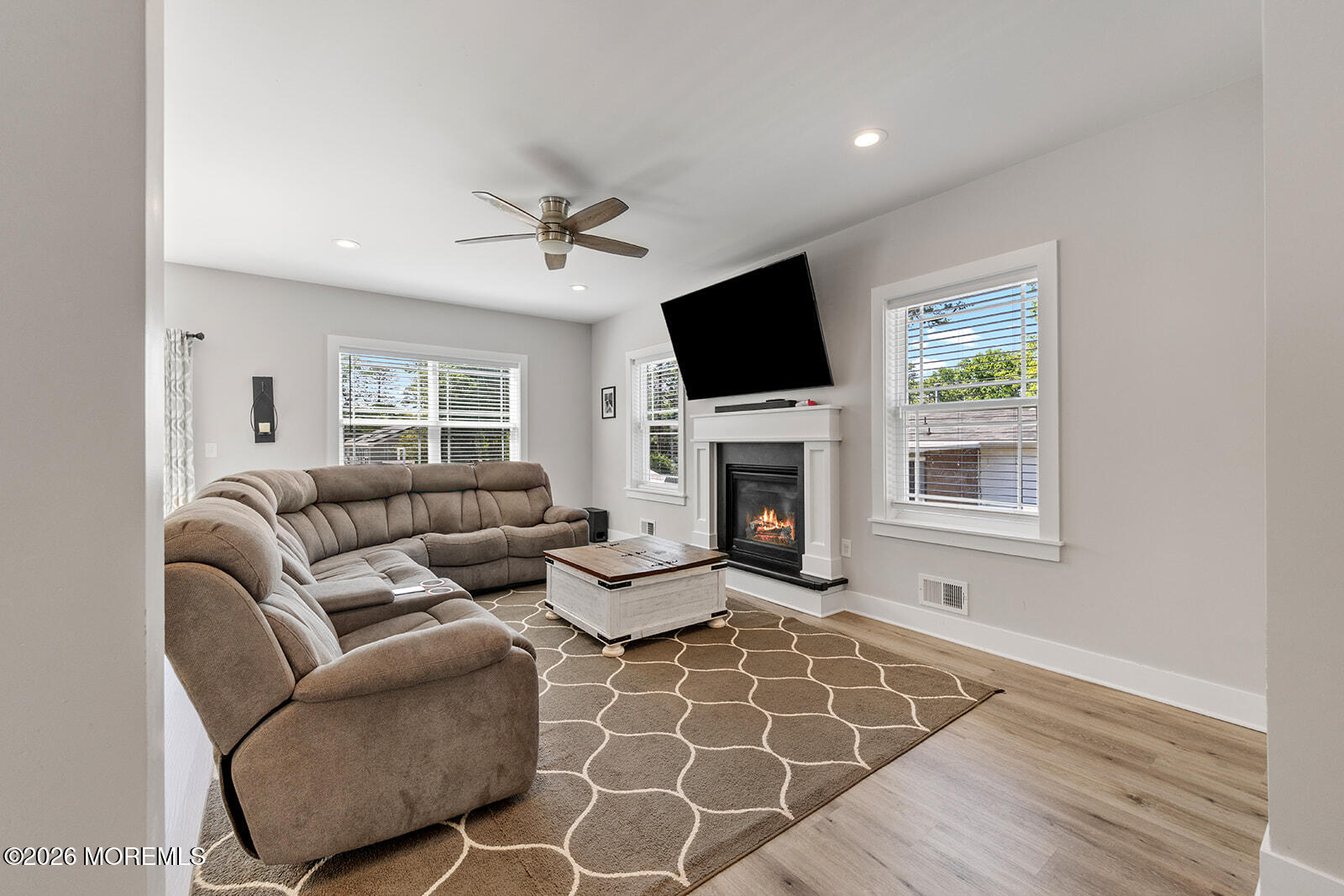 Beautifully maintained 3-bedroom, 2.5-bath home featuring an open-conc – image 9