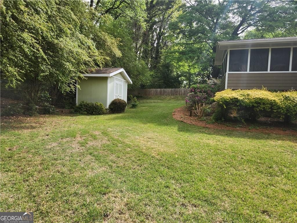 Beautifully updated and ideally located in the heart of Dunwoody, this – image 33