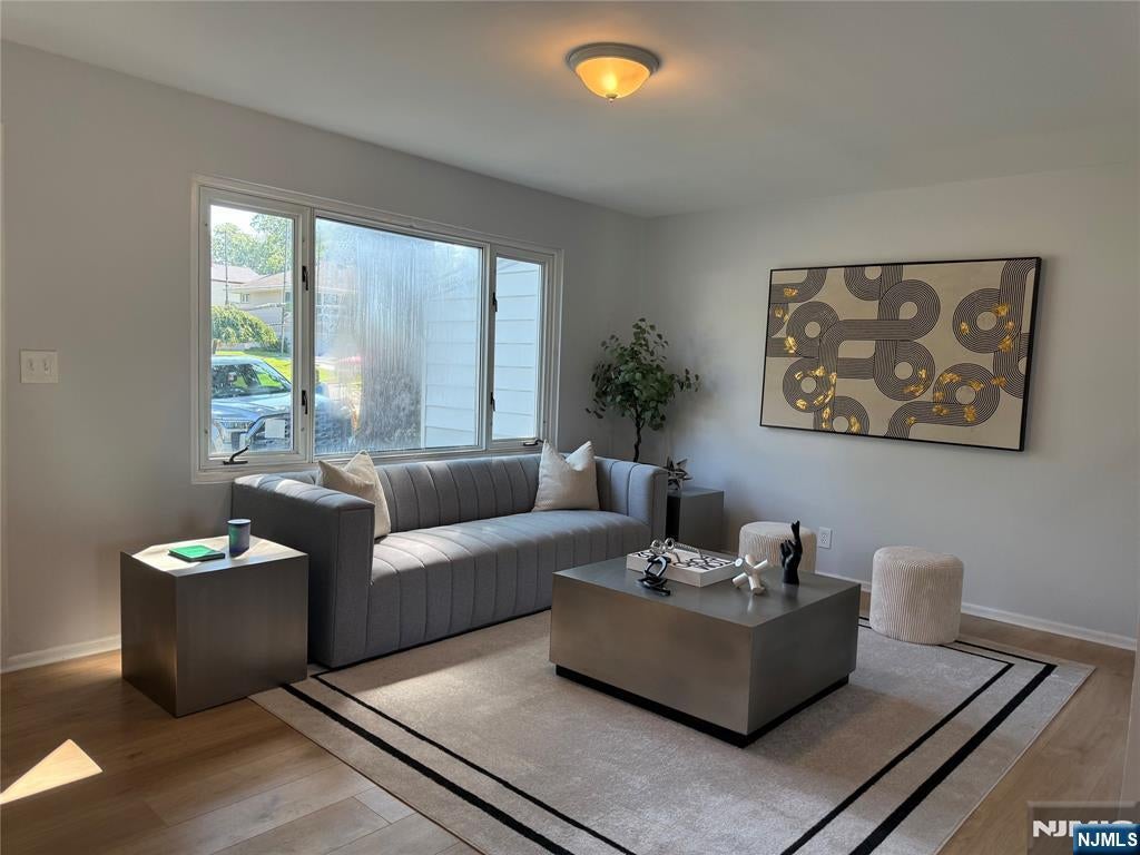 Welcome to 25 Lakeview Drive in Emerson! This beautifully renovated 3- – image 13