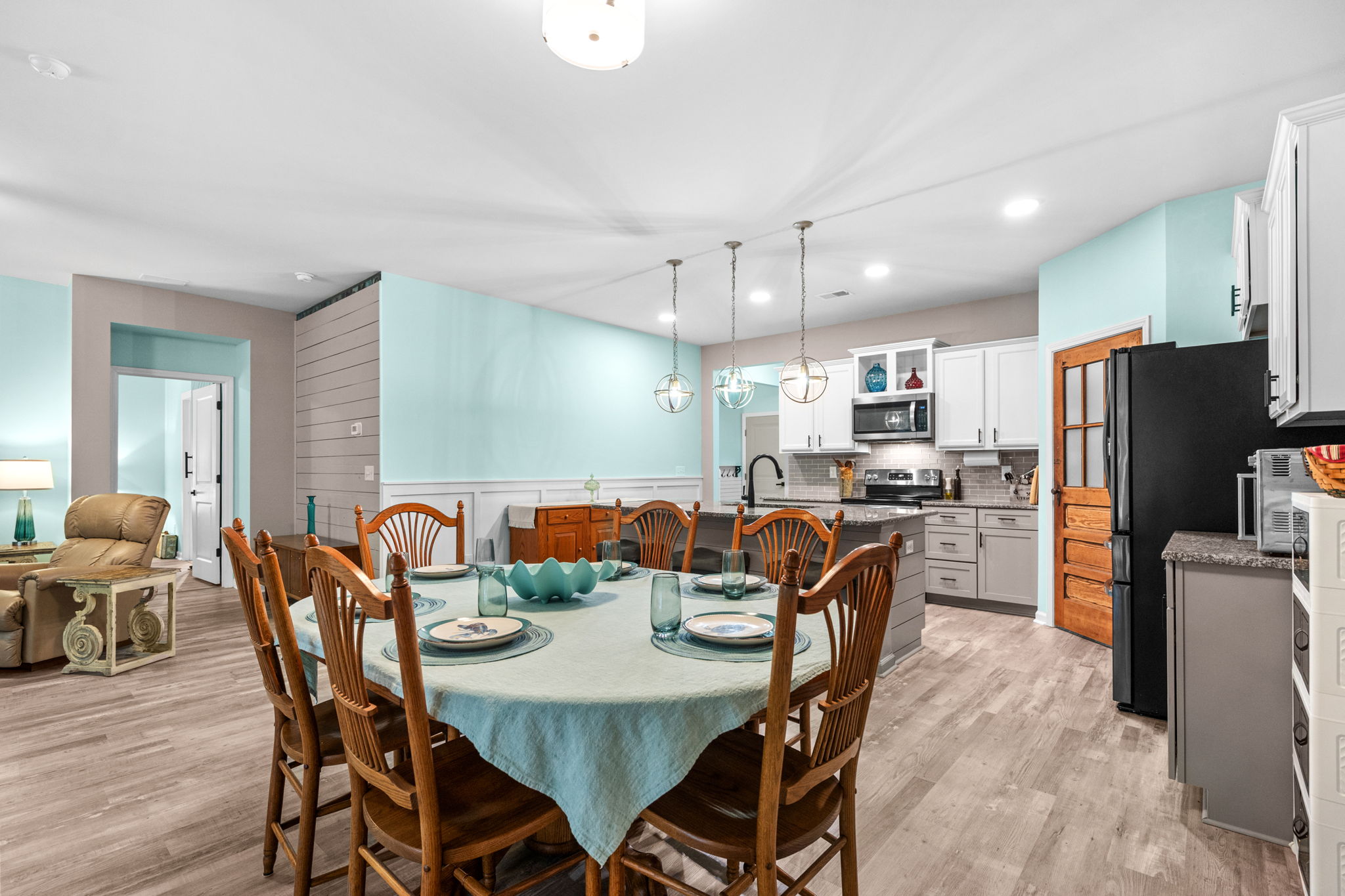This is a beautifully maintained 4 BR/2BA one level, open concept ranc – image 27