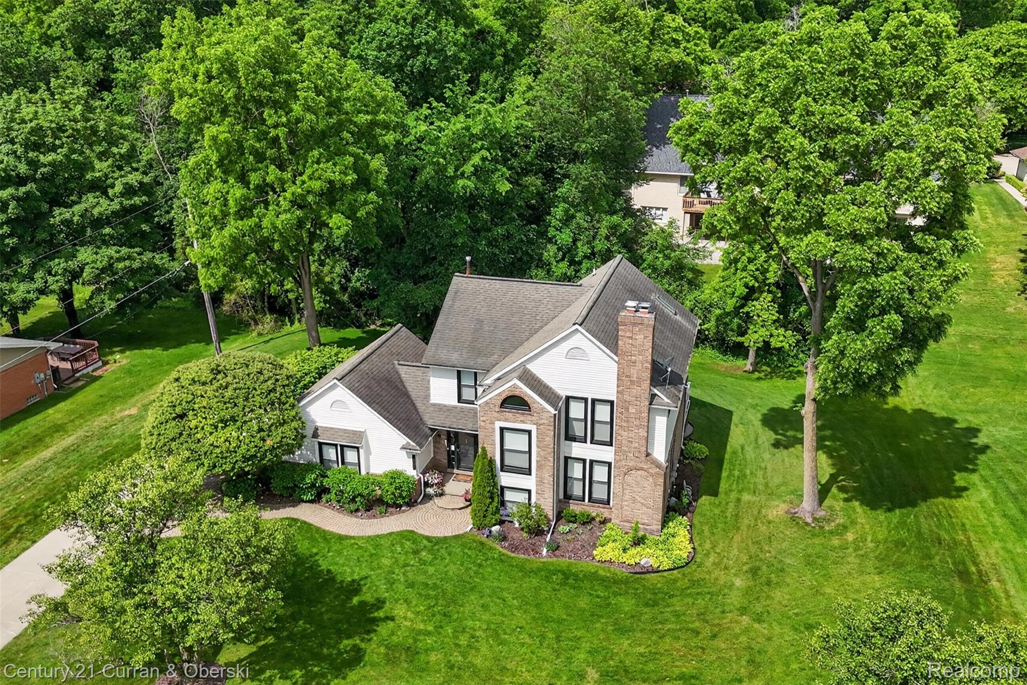 Welcome to 30999 Sudbury Street in Farmington Hills. This beautifully – image 71