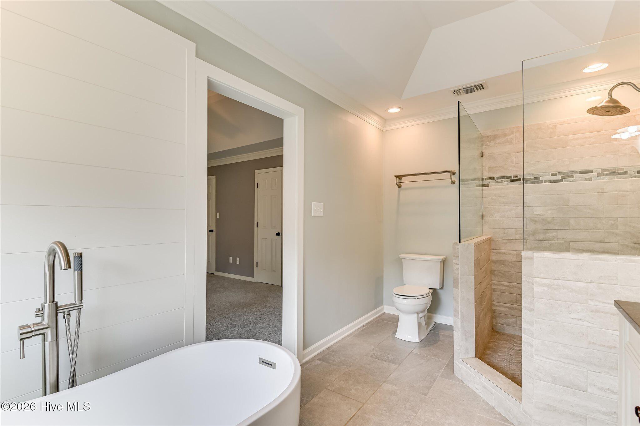 Welcome to this stunning brick home nestled on a quiet cul-de-sac in t – image 36