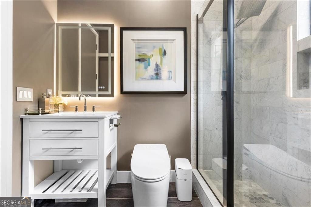Gracious proportions and well-defined living spaces offer the perfect – image 25