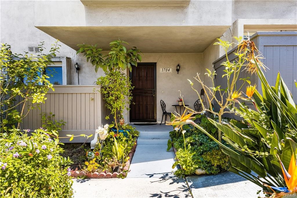 Spacious 3-bedroom, 2-bathroom town-house located in the highly desira – image 4