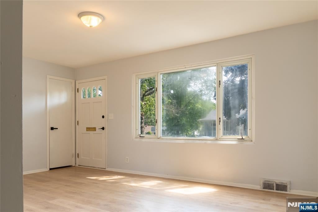 Welcome to 25 Lakeview Drive in Emerson! This beautifully renovated 3- – image 6
