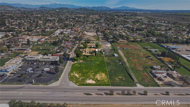 Exceptional mixed-use / commercial opportunity on an expansive approxi – image 1