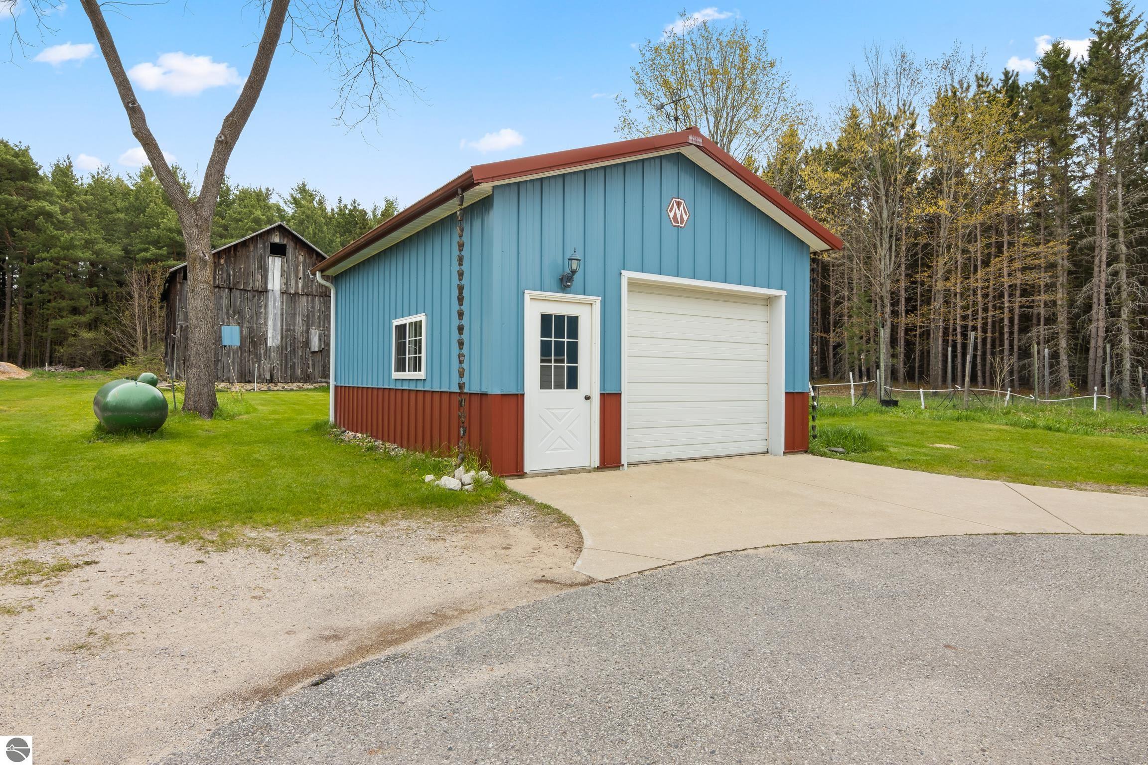 This 3-bedroom, 2.5-bath farmhouse offers a property designed for coun – image 59