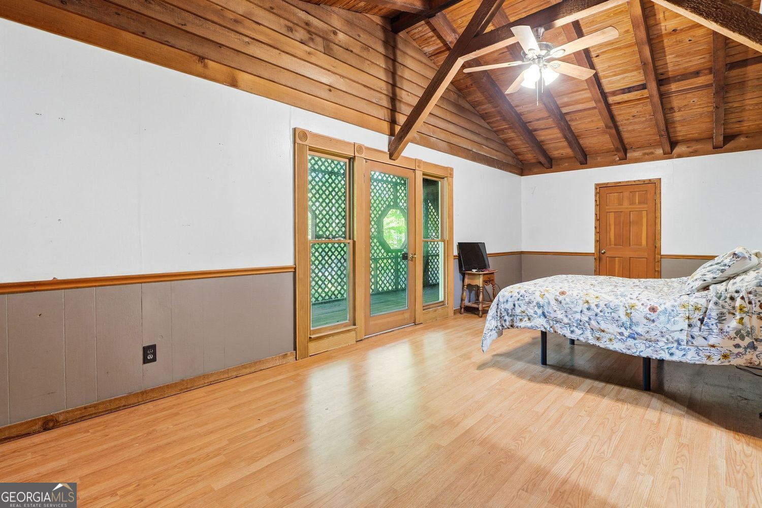 Escape to the perfect blend of privacy, functionality, and North Georg – image 28