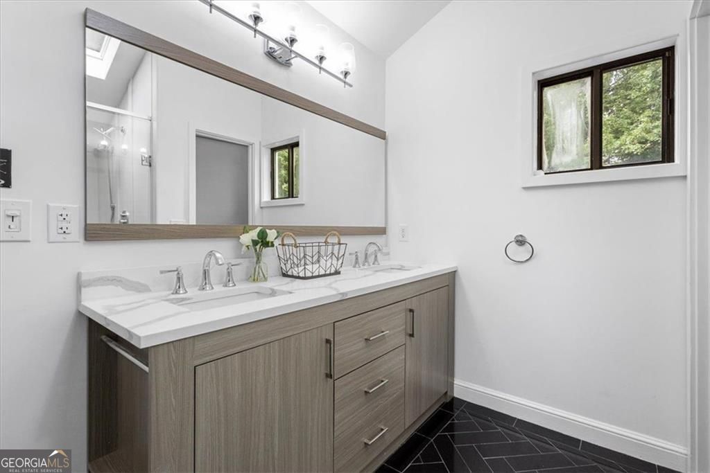Gracious proportions and well-defined living spaces offer the perfect – image 50