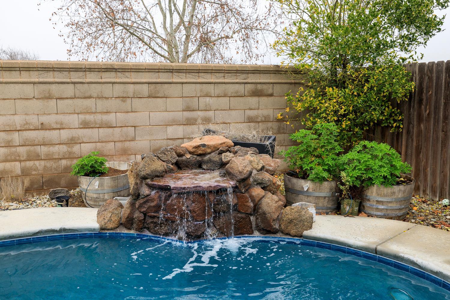 Located in a highly desirable neighborhood, this well-maintained home – image 1