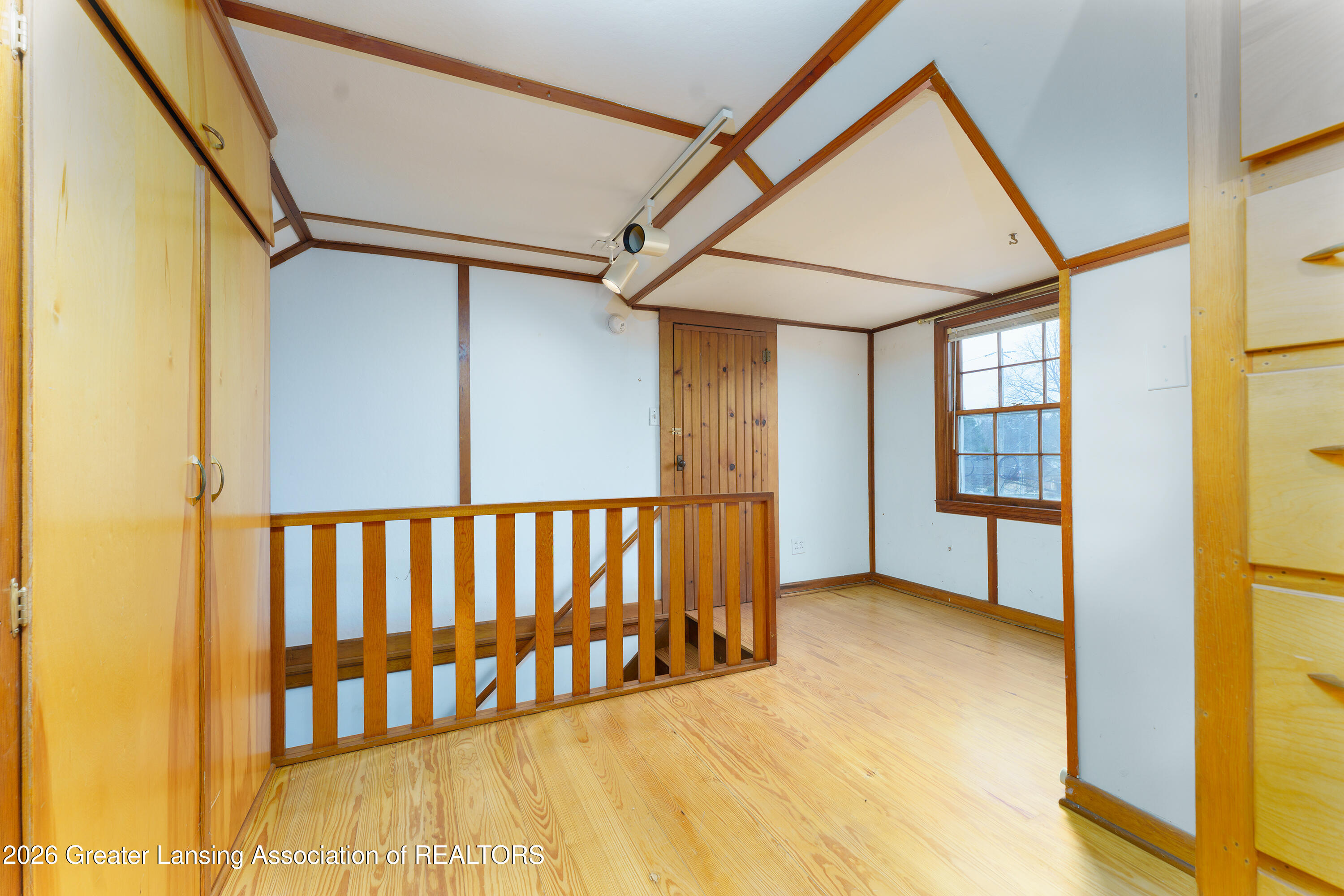 A rare opportunity to score a quintessential Glencairn gem! Gorgeous c – image 68