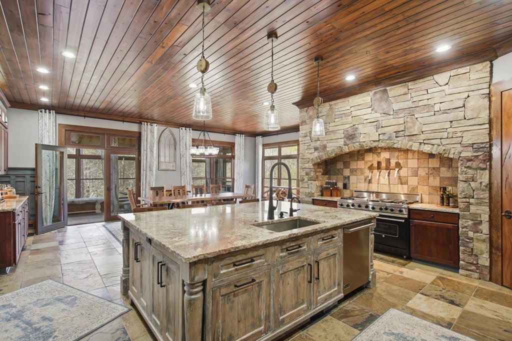 Architectural Mountain Sanctuary on 5+ Private Acres. Experience refin – image 42