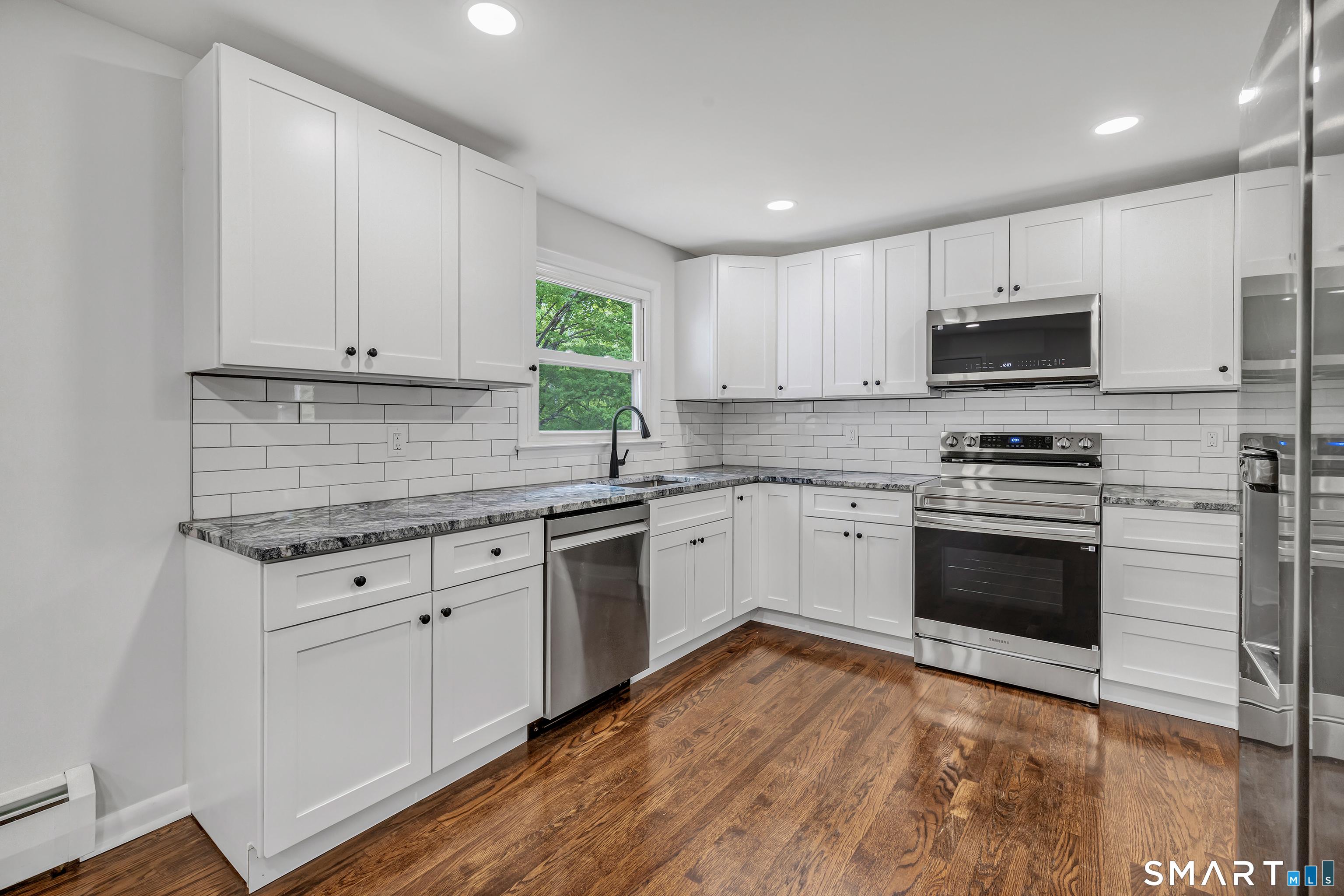 Welcome to 7 Longview Road, located in the desirable Sandy Hook sectio – image 12