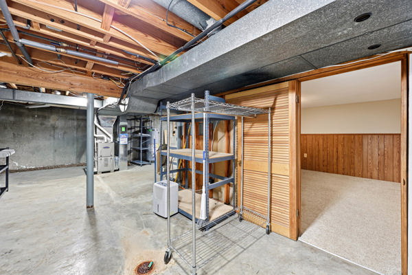Welcome to this beautiful home that’s gleaming with pride and perfecti – image 51
