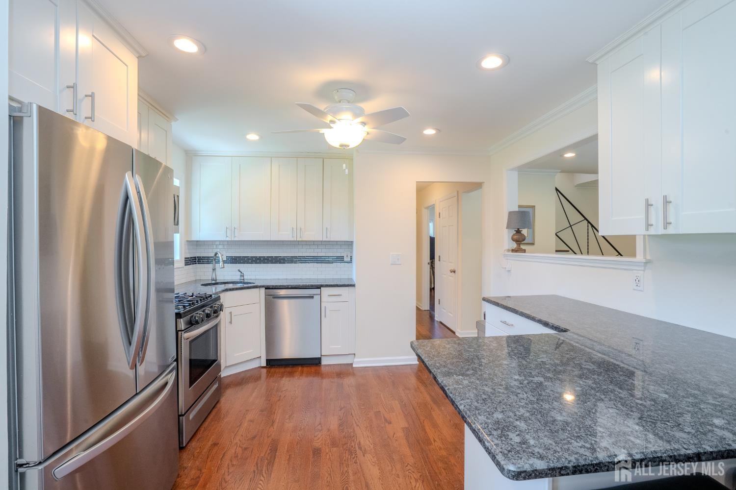 This lovely Cape Cod-style home is located in the highly desirable Far – image 13