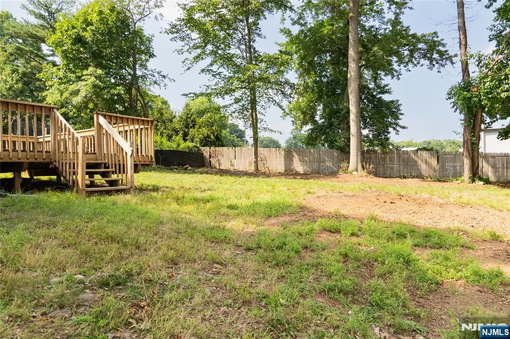Welcome to 25 Lakeview Drive in Emerson! This beautifully renovated 3- – image 41