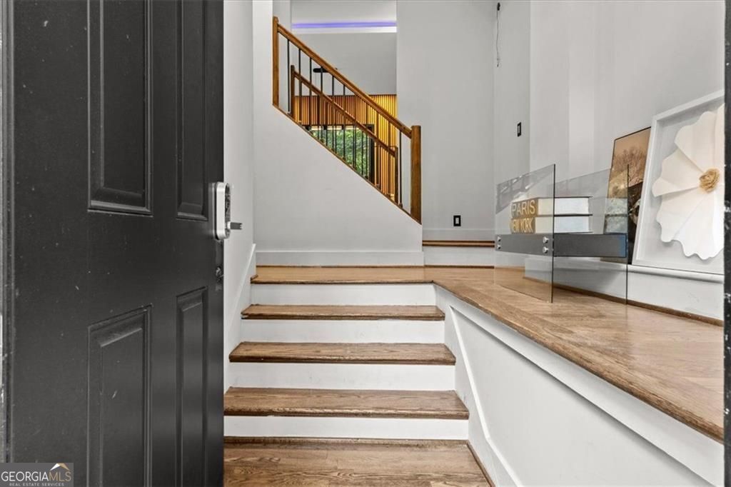 Gracious proportions and well-defined living spaces offer the perfect – image 20