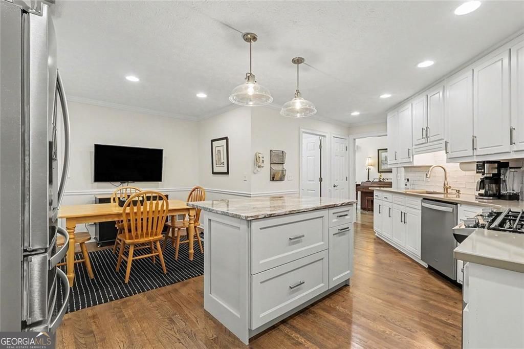 Welcome to this stunning home in beautiful Grayson, Georgia. Professio – image 17