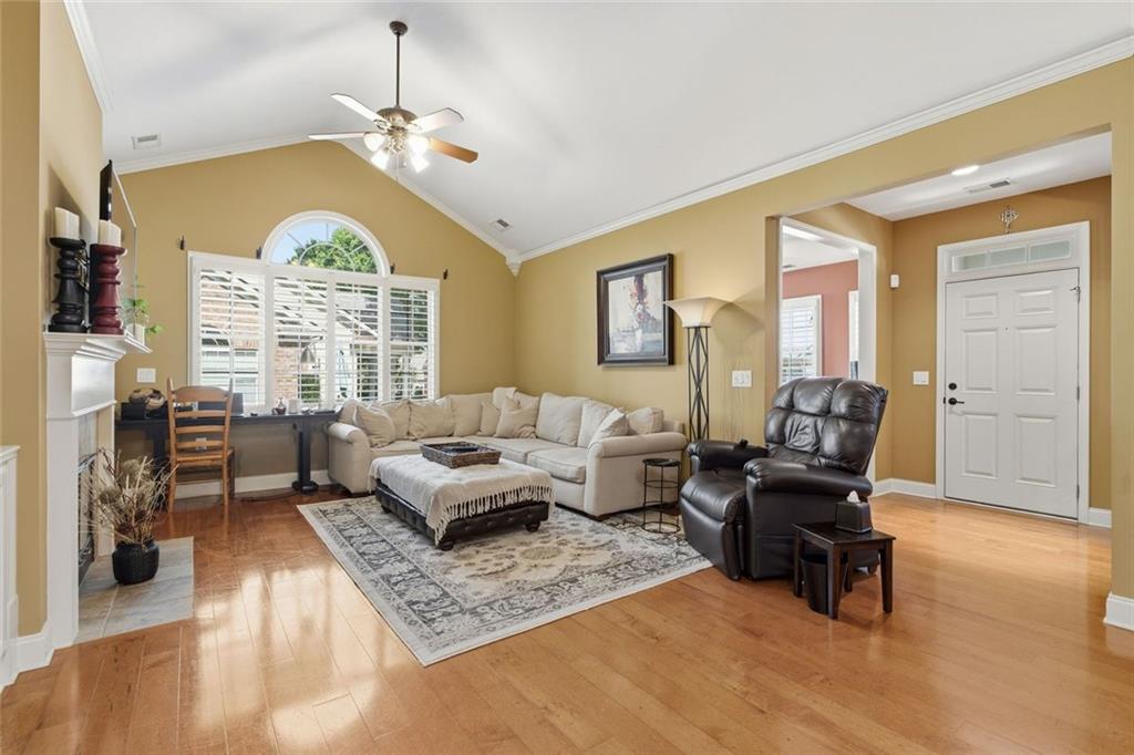 Welcome to this lovely home in the highly sought-after Orchards of Bra – image 15