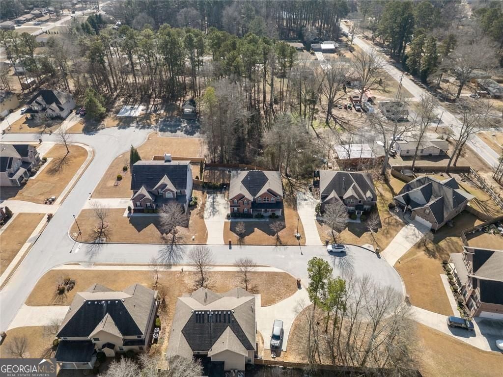 Timeless curb appeal and solid construction define this beautifully ma – image 2
