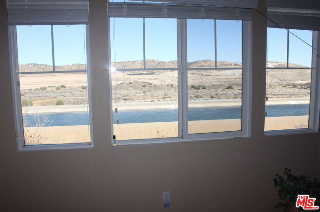 Stunning 5-bedroom, 4-bathroom, 2-story single-family home in the high – image 36