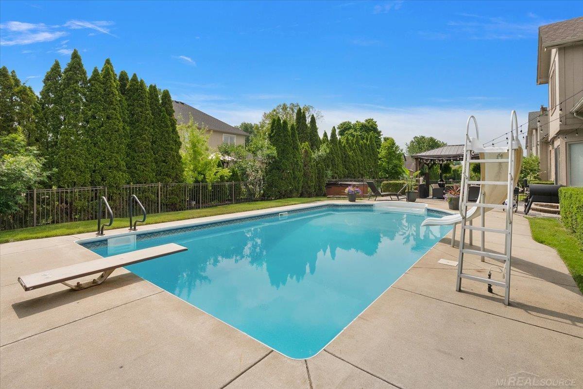Rare find! Beautiful 4 Bedrom Split Level home with inground pool loca – image 9