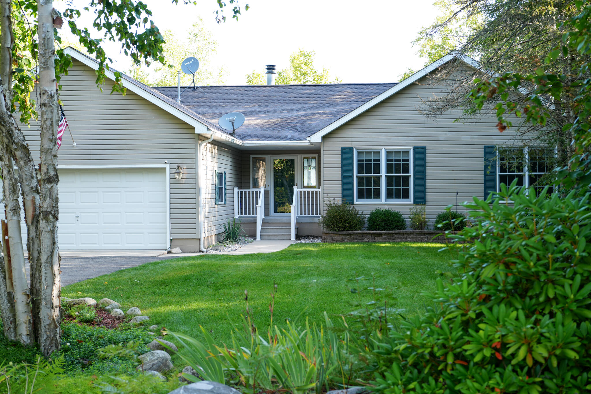 This one-owner ranch home on Lake Huron offers a perfect blend of comf – image 1