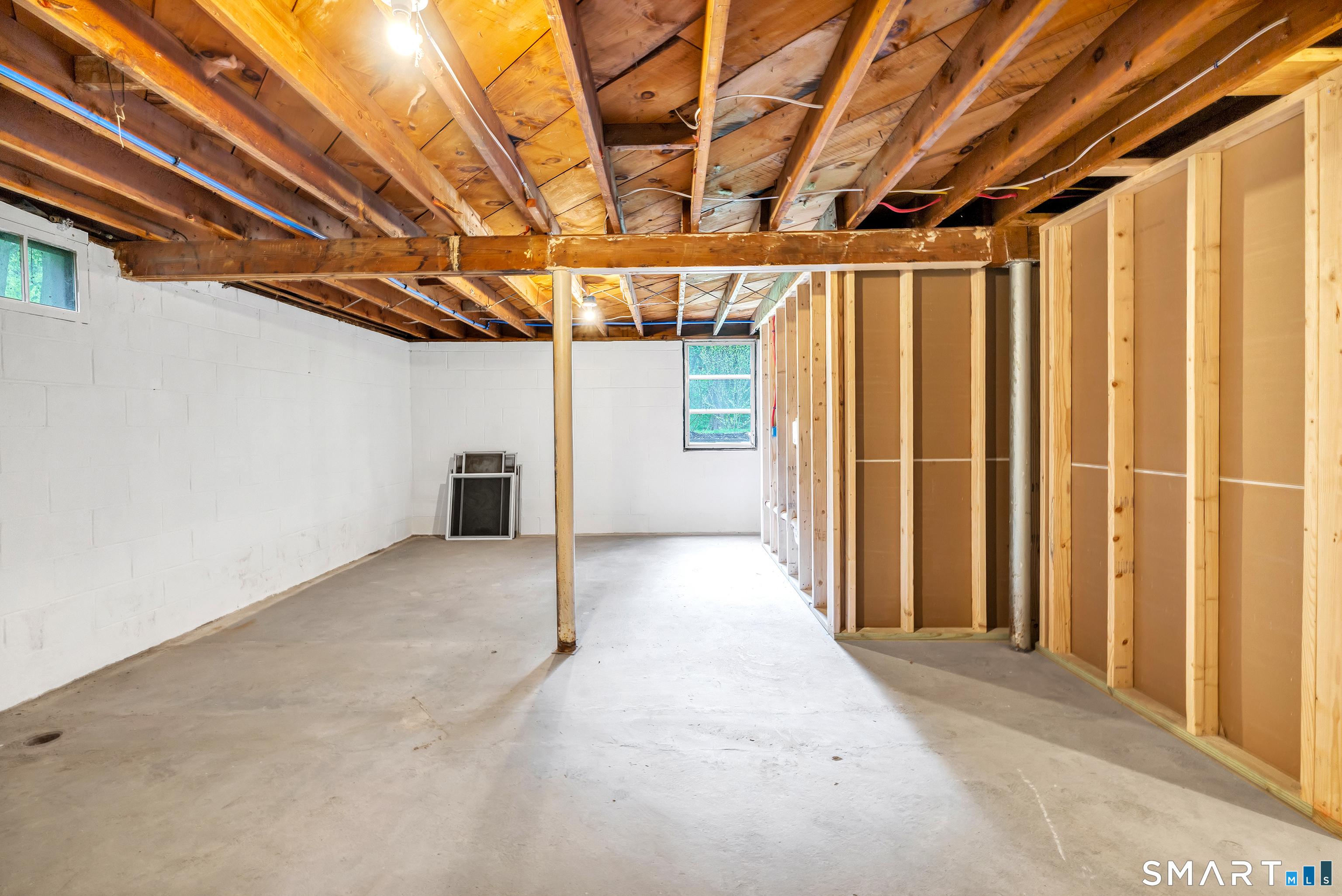 Welcome to 7 Longview Road, located in the desirable Sandy Hook sectio – image 32