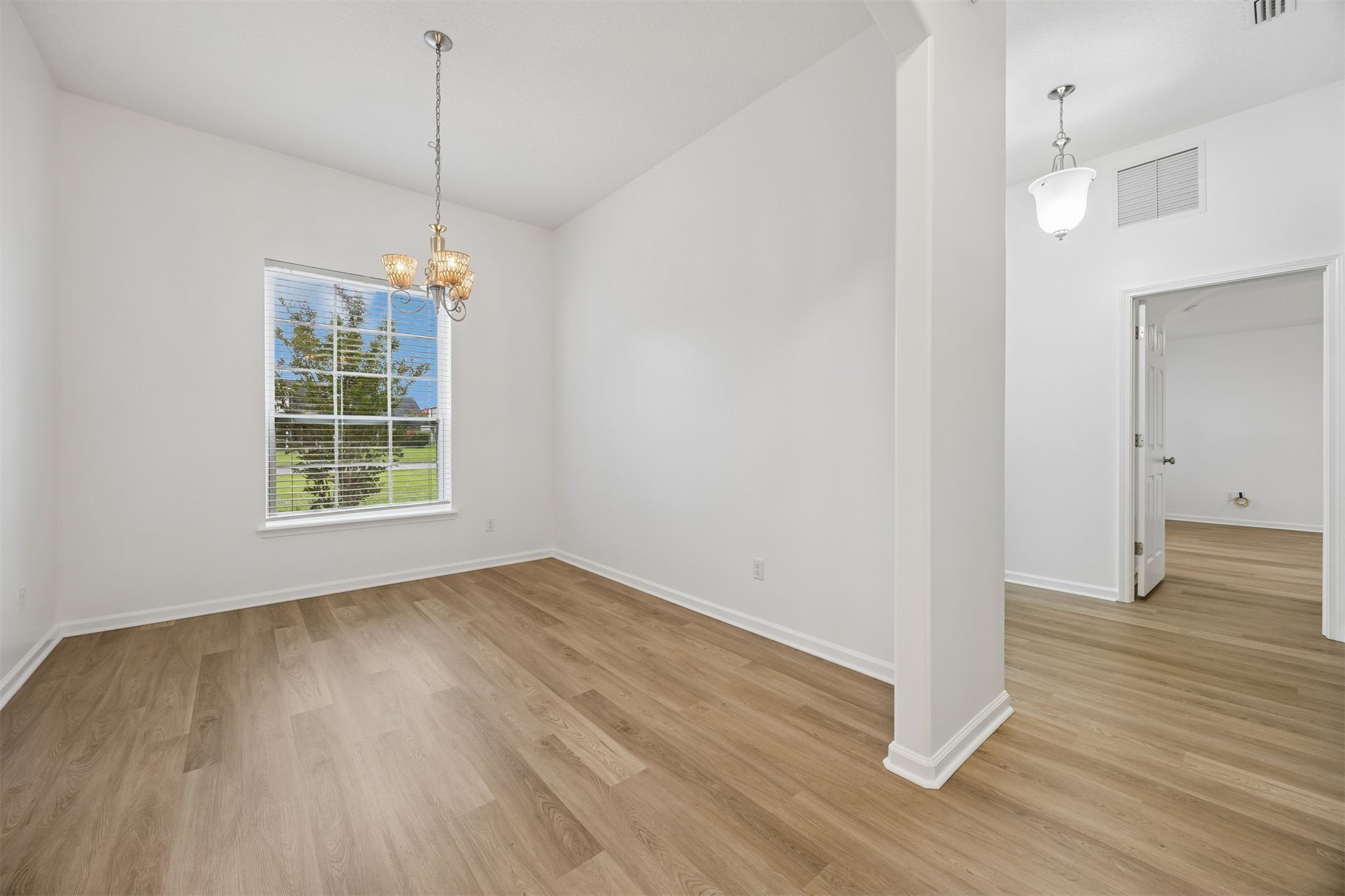 Tired of choosing between a backyard and a commute? At 54079 Amblerwoo – image 19