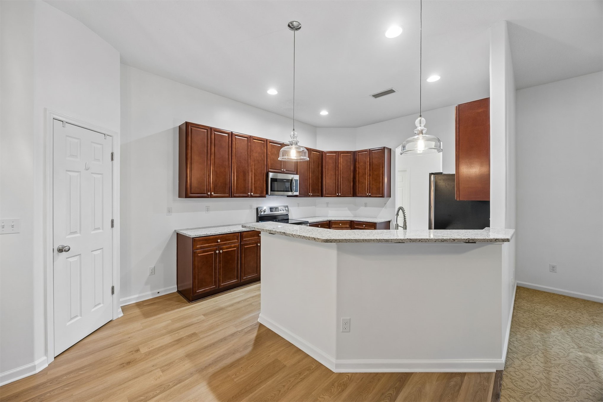 Tired of choosing between a backyard and a commute? At 54079 Amblerwoo – image 22