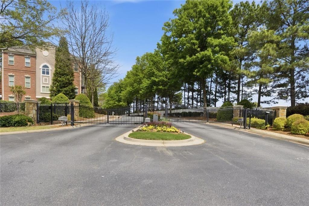 This beautifully maintained townhome in Sandy Springs offers an except – image 32