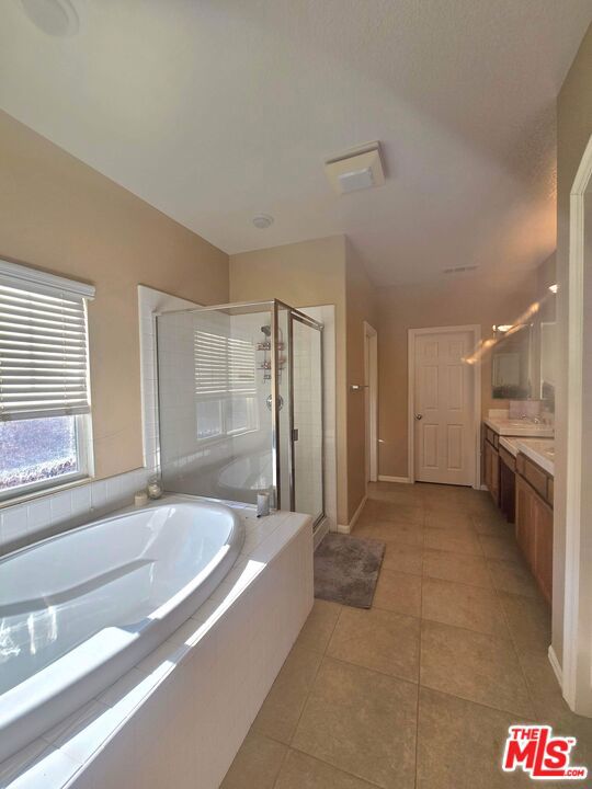 Stunning 5-bedroom, 4-bathroom, 2-story single-family home in the high – image 42