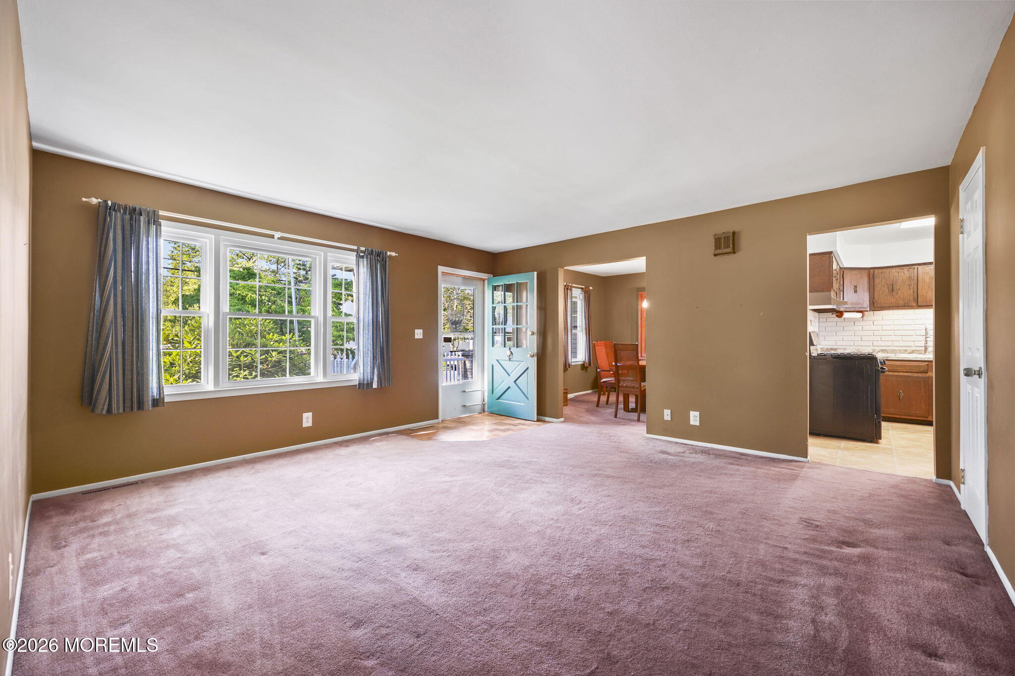 Opportunity awaits,this spacious ranch-style home offers 3 bedrooms, 1 – image 3