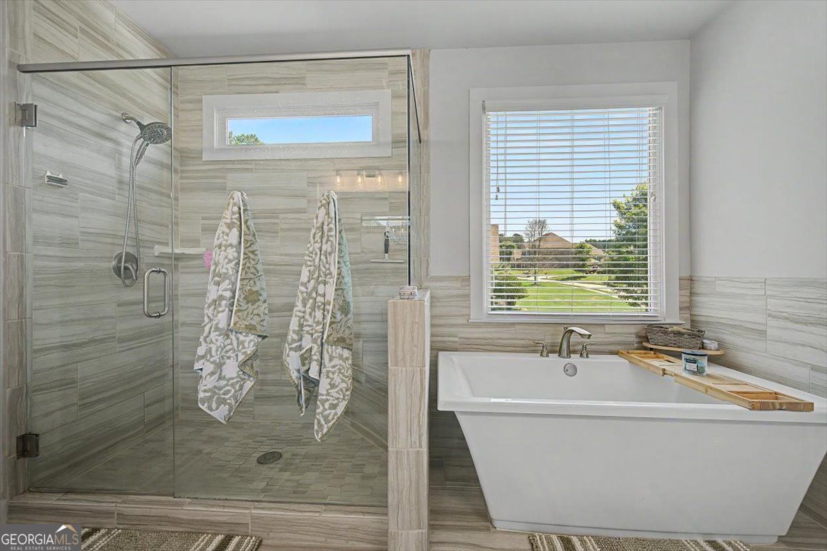 GOLF COURSE LIVING ANYONE??!! Experience luxury golf course living at – image 39