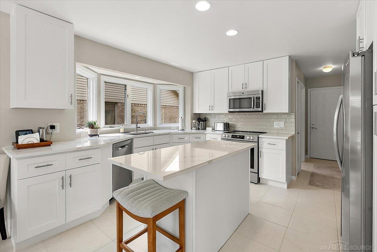 Rare find! Beautiful 4 Bedrom Split Level home with inground pool loca – image 23