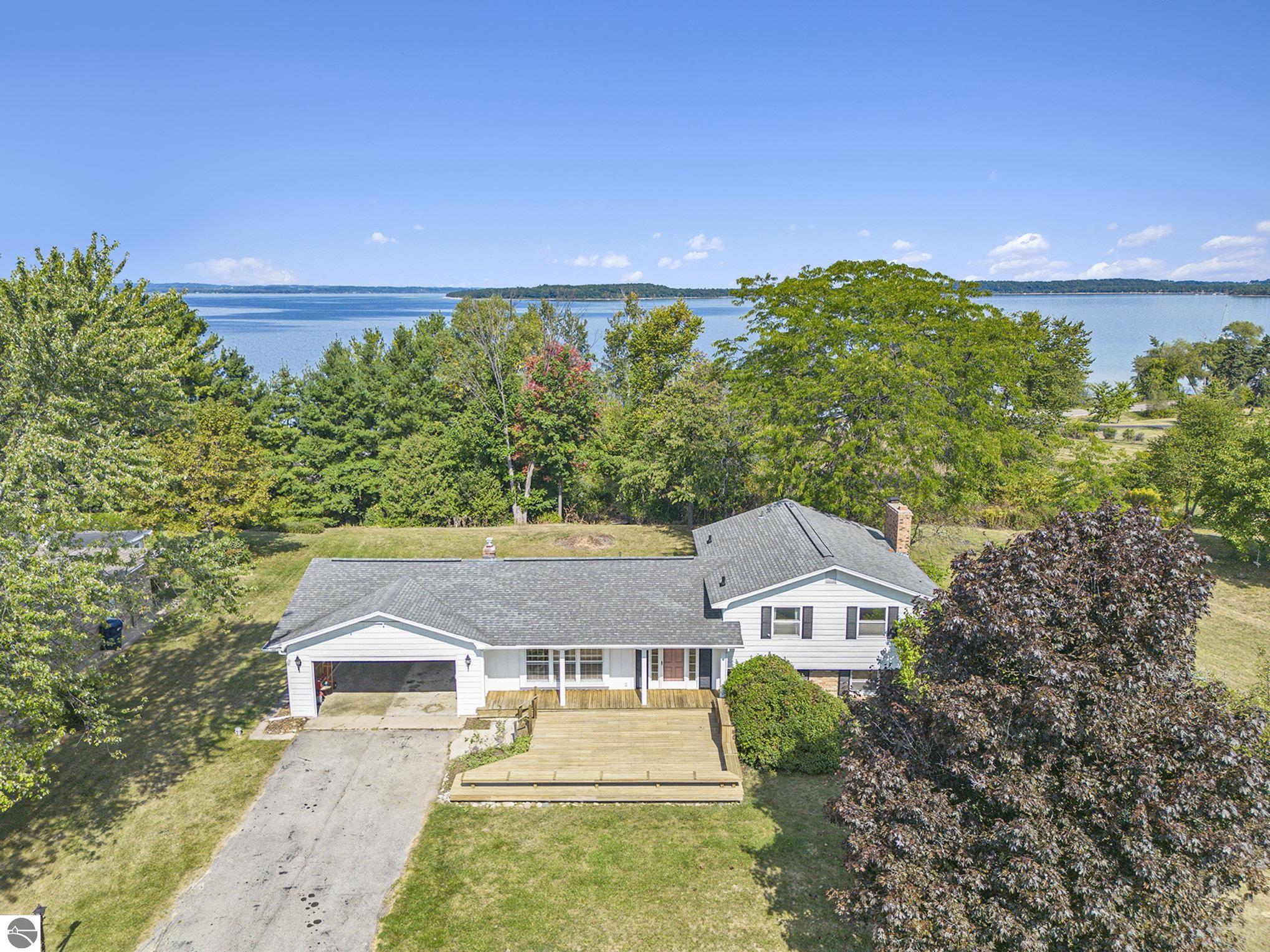 Peninsula Dr to right on Nelson, left on Braemar, home on left – image 3