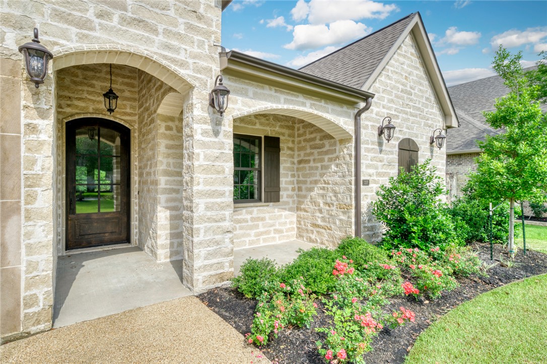 Elegant and refined new construction home located in the esteemed Mira – image 2