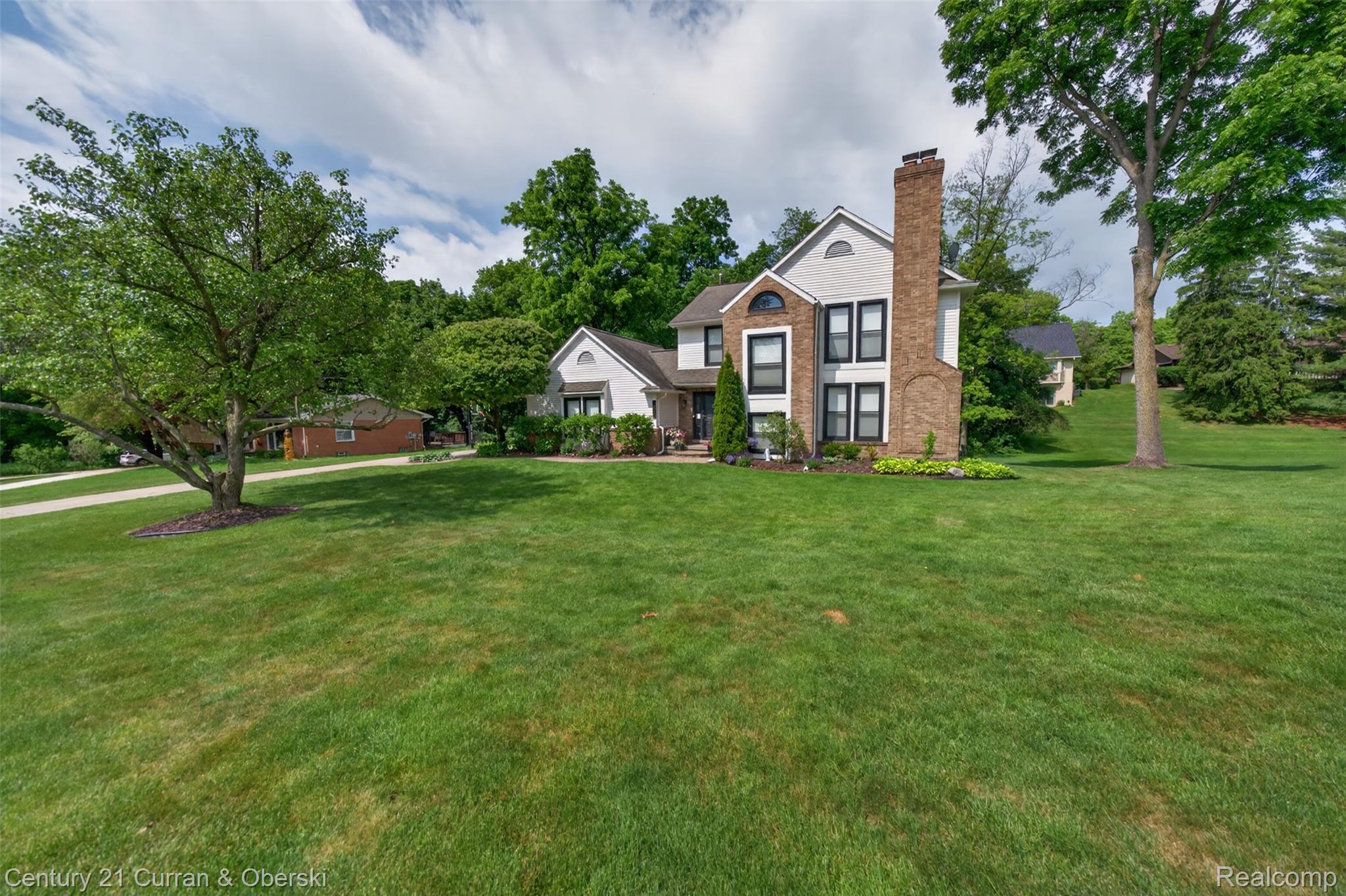 Welcome to 30999 Sudbury Street in Farmington Hills. This beautifully – image 54