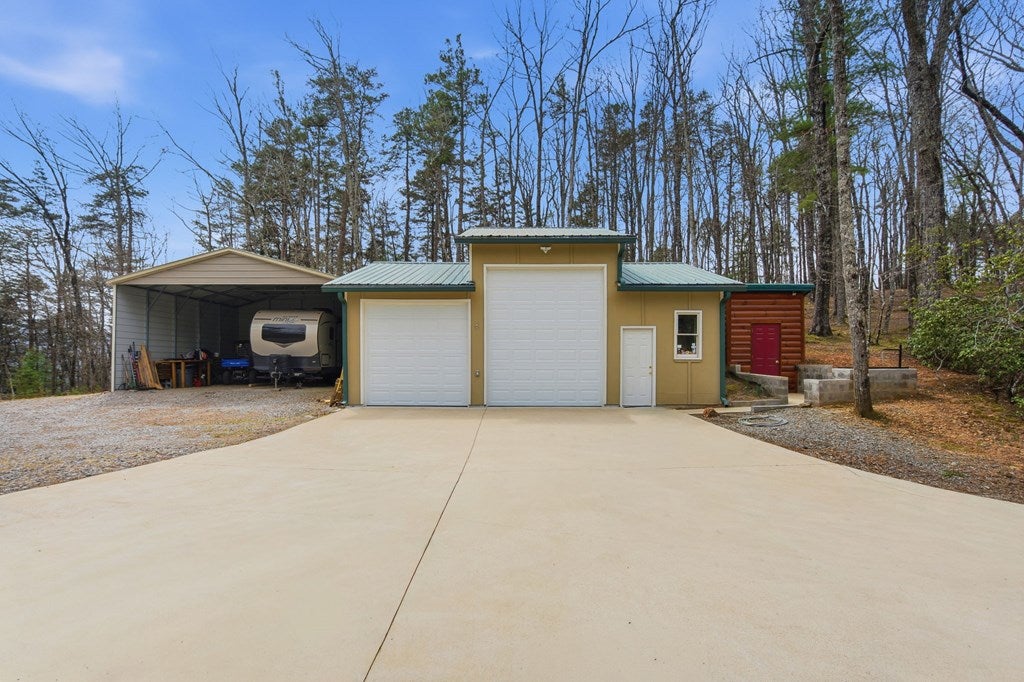 Tucked away into the North Georgia mountains and backing directly to p – image 49
