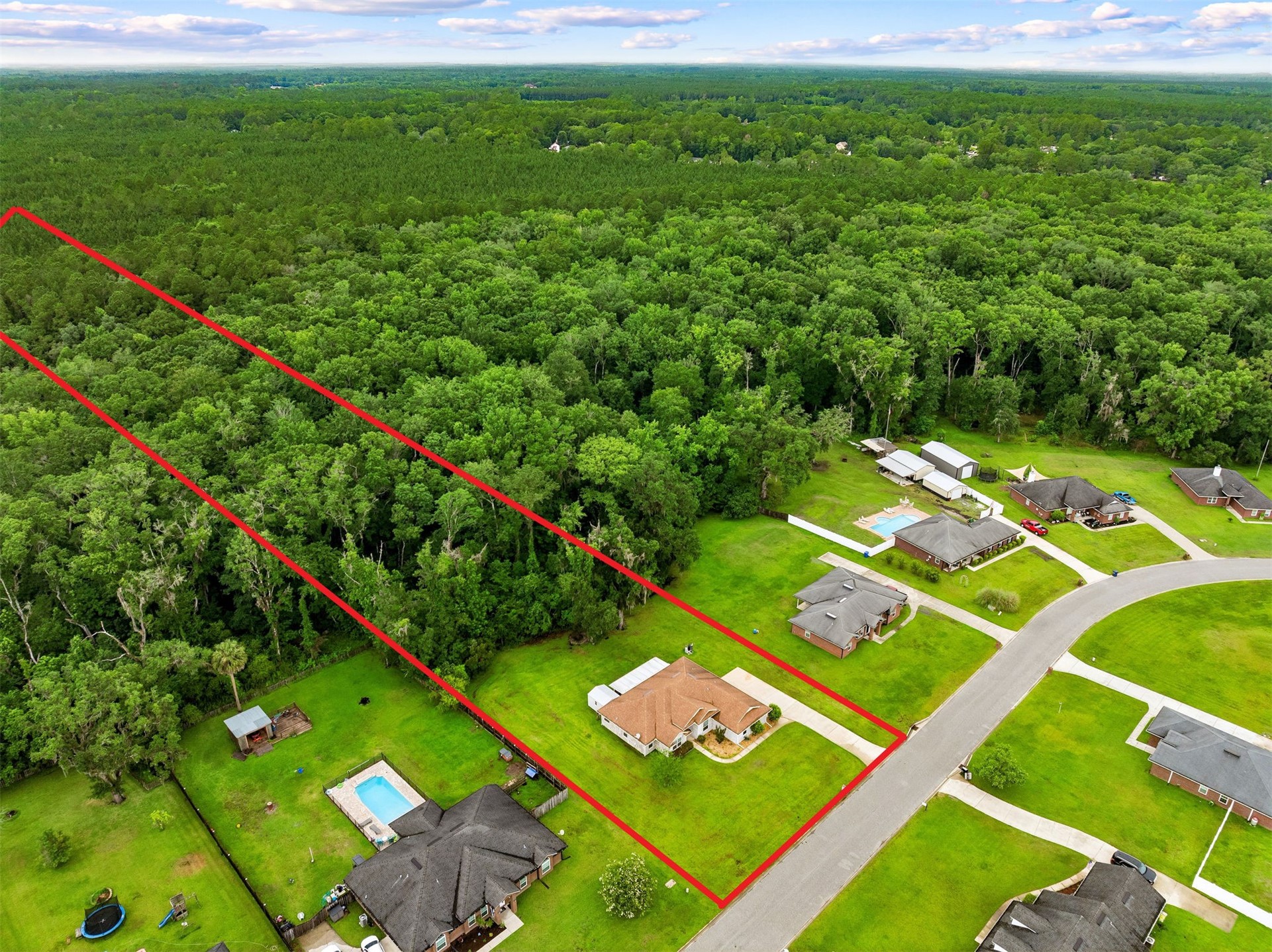Tired of choosing between a backyard and a commute? At 54079 Amblerwoo – image 58