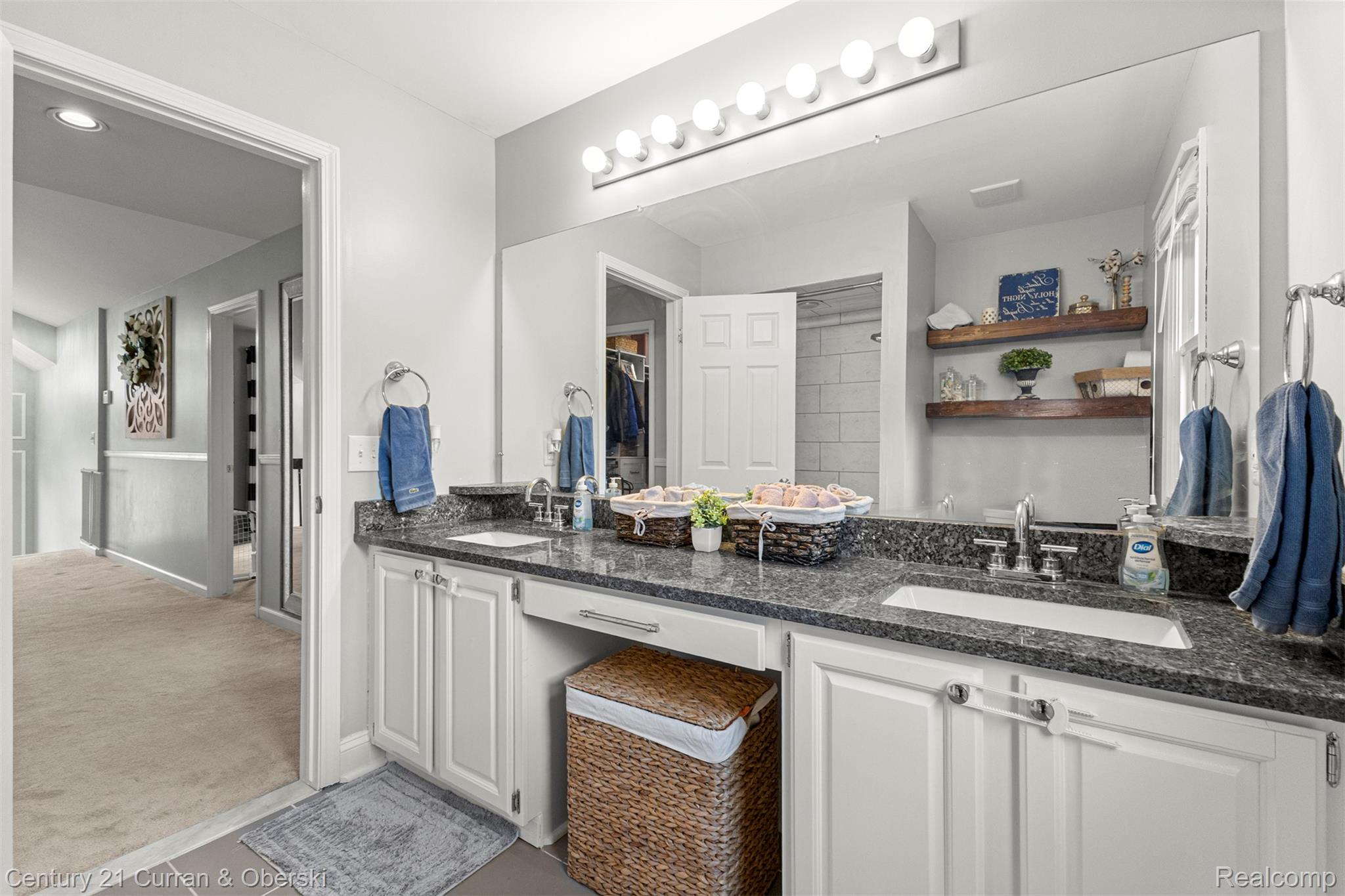 Welcome to 30999 Sudbury Street in Farmington Hills. This beautifully – image 40
