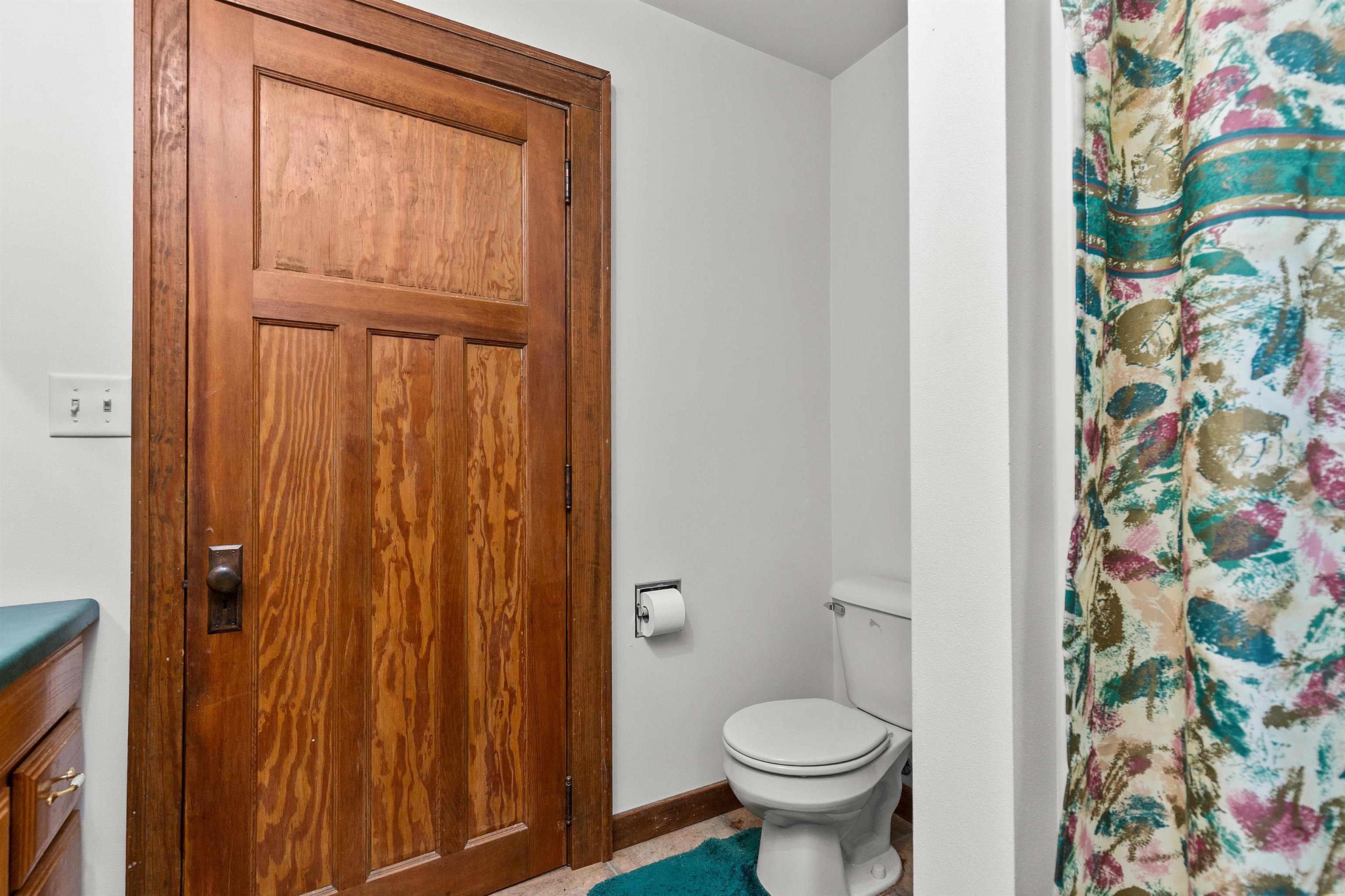 Experience the best of Legend Lake in this charming 1.5-story cottage. – image 28