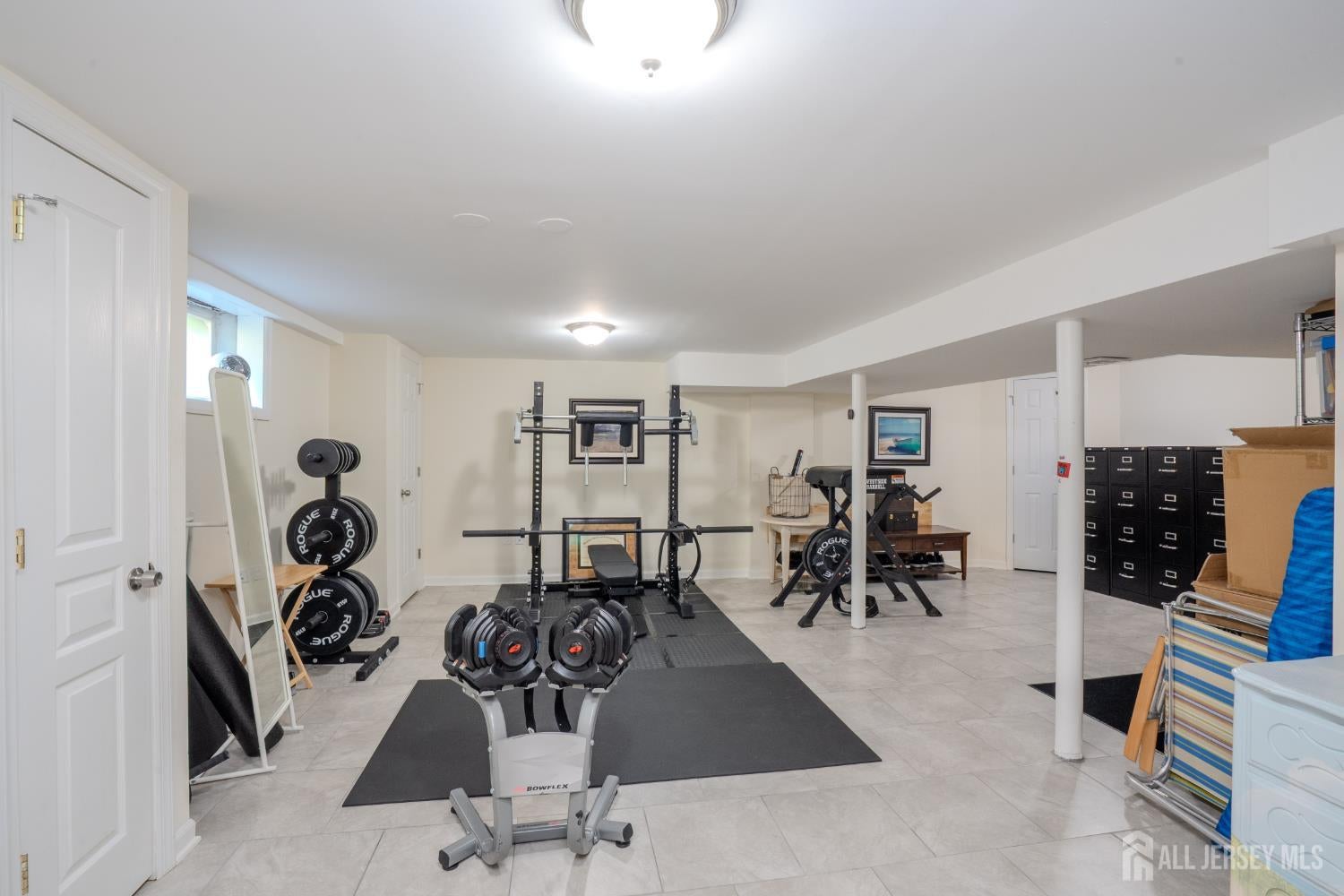 This lovely Cape Cod-style home is located in the highly desirable Far – image 24
