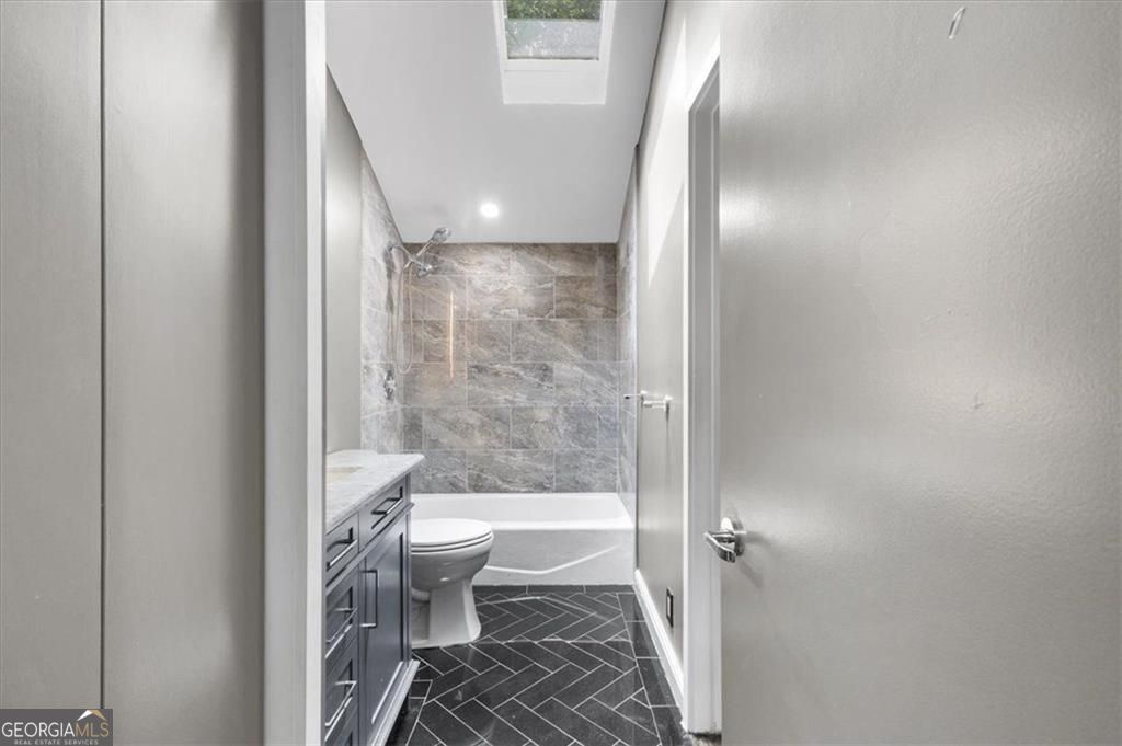 Gracious proportions and well-defined living spaces offer the perfect – image 40