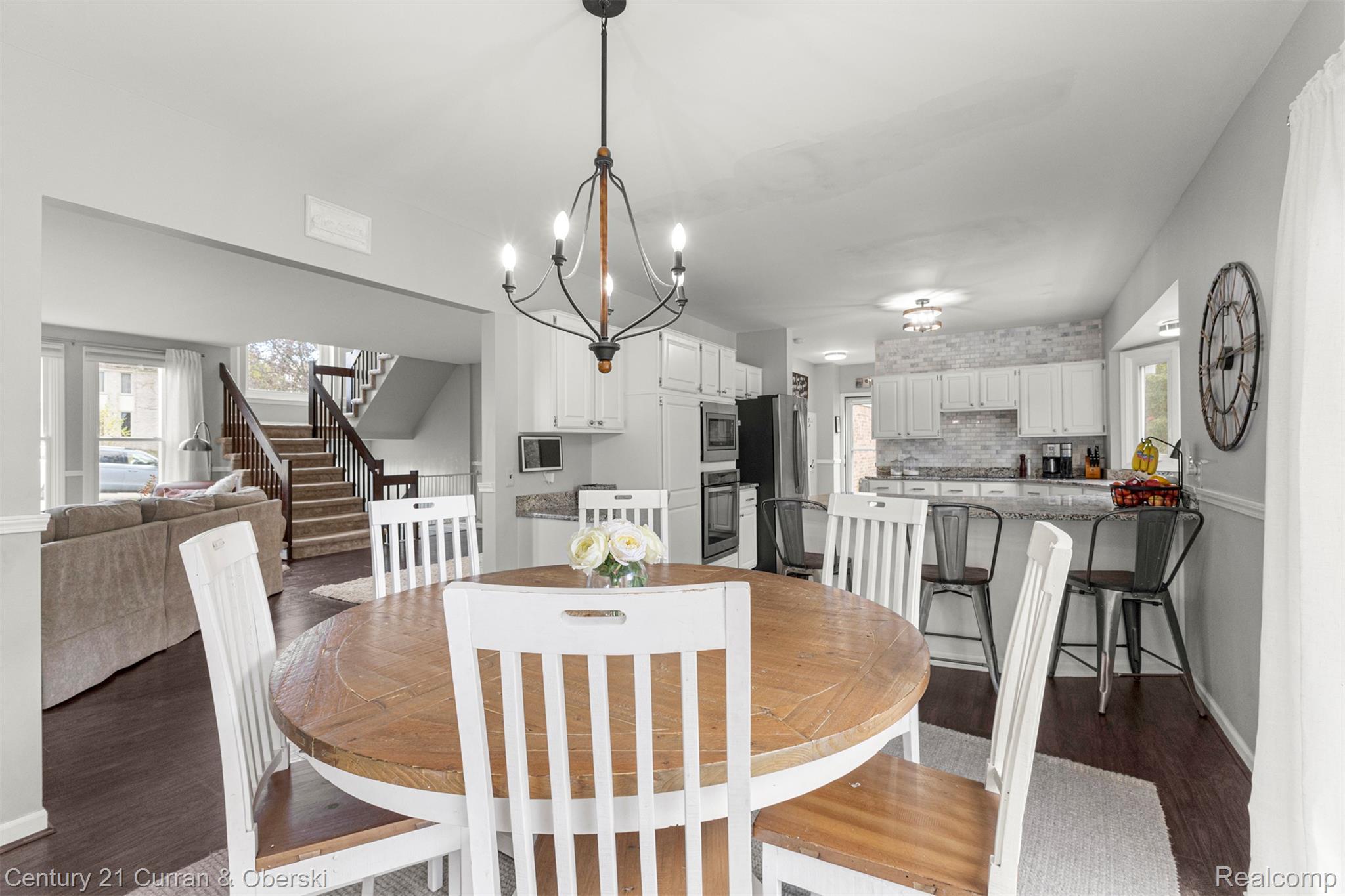 Welcome to 30999 Sudbury Street in Farmington Hills. This beautifully – image 16