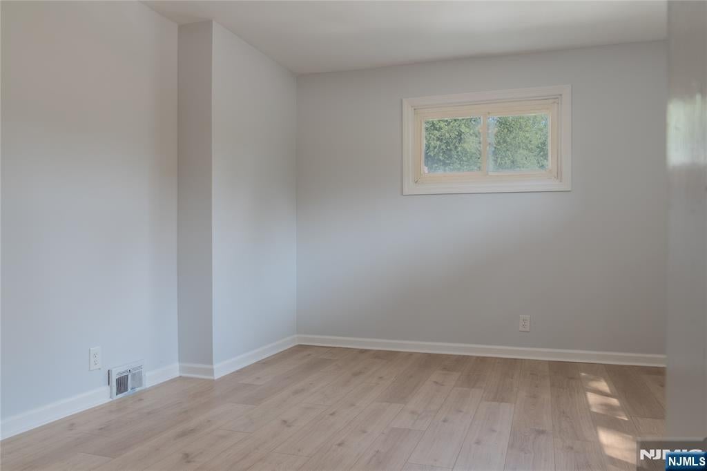 Welcome to 25 Lakeview Drive in Emerson! This beautifully renovated 3- – image 26